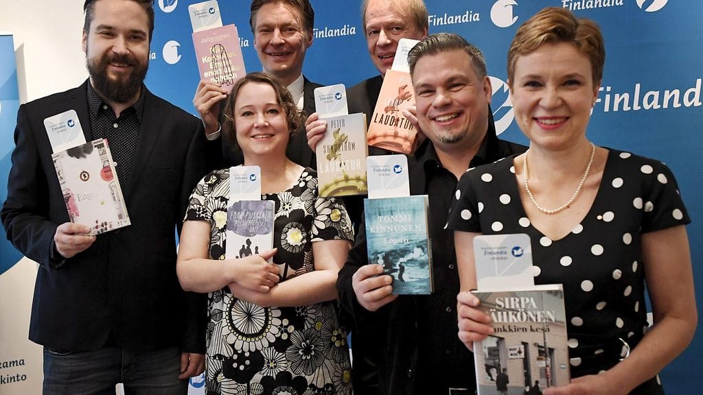 Kaunokirjallisuuden Finlandia-palkinnon ehdokkaat on julkistettu. Ehdokaskirjailijat Jukka Viikilä (vas), Emma Puikkonen, Riku Korhonen, Peter Sandström, Tommi Kinnunen ja Sirpa Kähkönen (oik) Finlandia-palkintoehdokkaiden julkistamistilaisuudessa Helsingissä perjantaina 4. marraskuuta 2016.