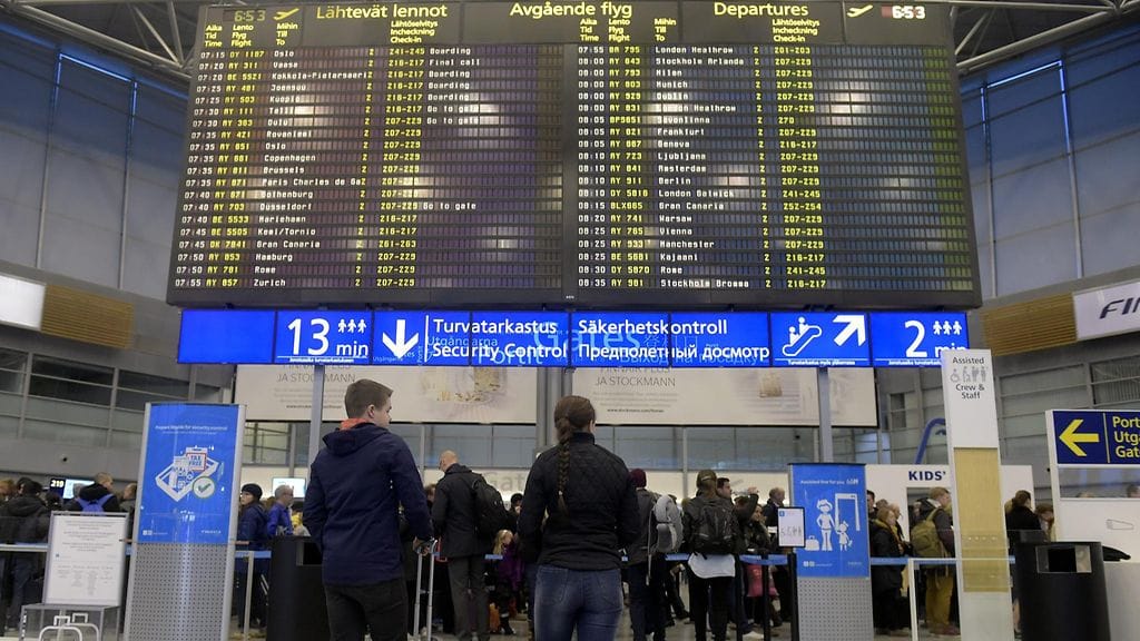 Matkustajia turvatarkastuspisteellä Helsinki-Vantaan lentokentällä keskiviikkoaamuna 1. huhtikuuta 2015.
