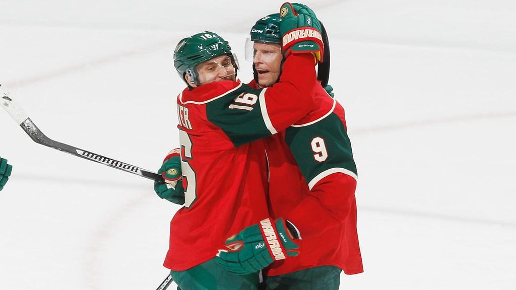 Jason Zucker riensi onnittelemaan Mikko Koivua komeasta osumasta.