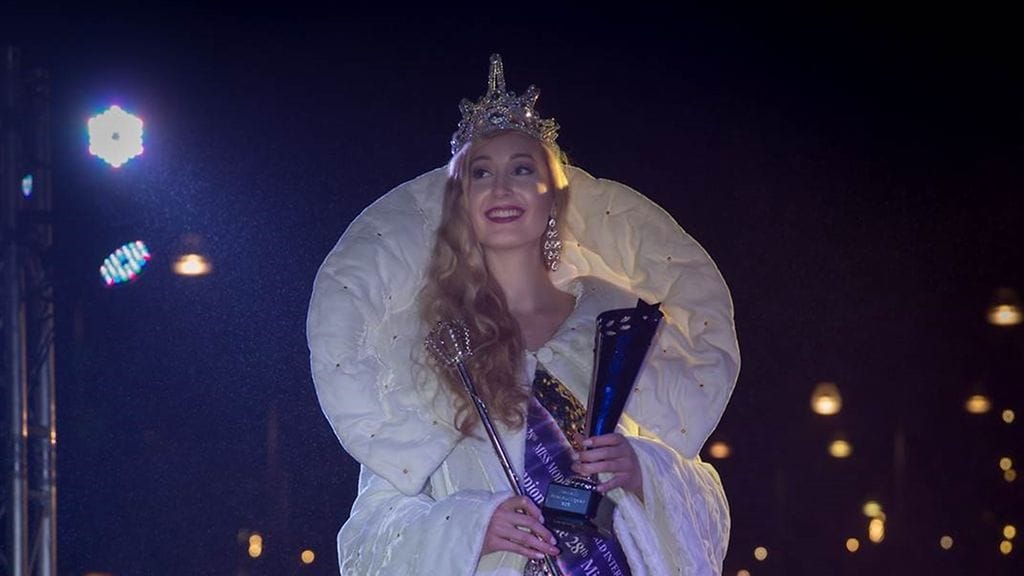 Anna Merimaa juhli voittoaan Jukka Rintalan suunnittelemassa Fantasia-asussa.
