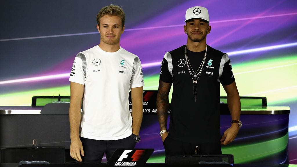Kättelyä ei saatu. Mercedes-kuskit Nico Rosberg (vas.) ja Lewis Hamilton poseerasivat kuvaajille viileissä merkeissä.