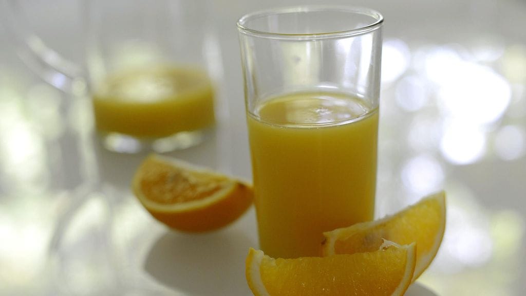 Appelsiinimehun sisältämä sitruunahappo saattaa ärsyttää jo valmiiksi kipeää kurkkua.