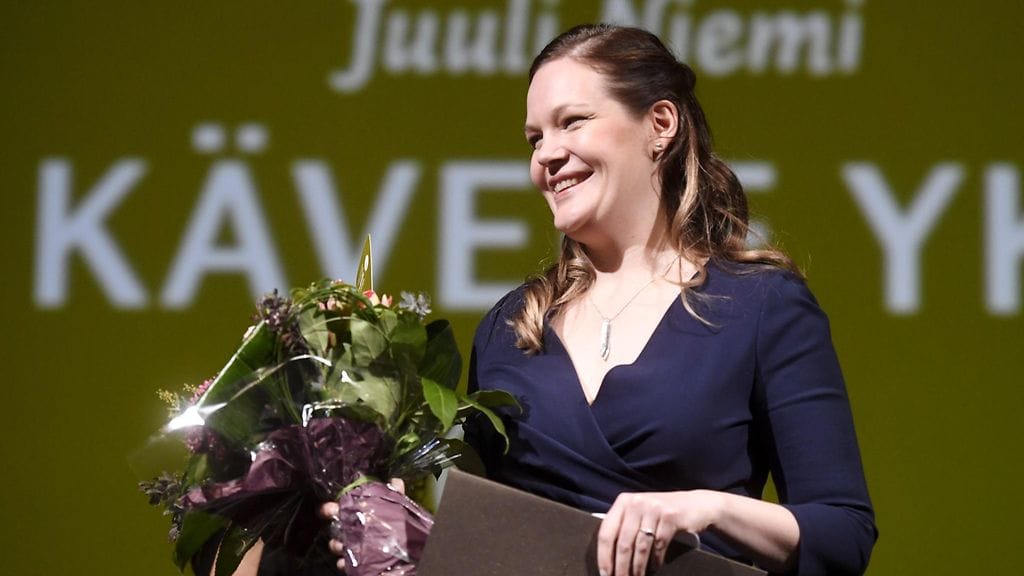 Niemi on aiemmin julkaissut viisi teosta. Hänen esikoisteoksensa Tara ilmestyi vuonna 2003.