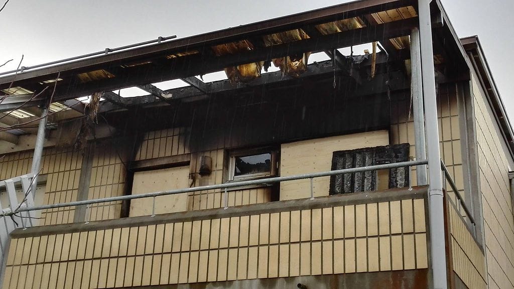 Simonkylässä Vantaalla syttyi toissayönä raju tulipalo, joka tuhosi nelihenkisen perheen kodin täysin. Naapurit organisoivat avustusringin perheen auttamiseksi.