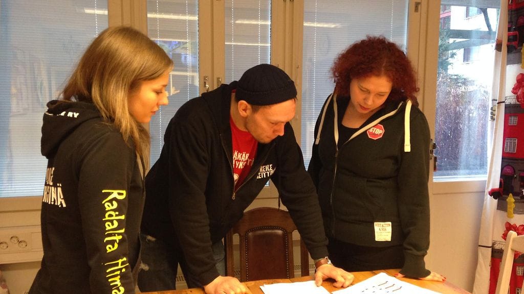 Stop Huumeille ry:n Fattaluuta-toiminnan suunnittelija Raisa Saraniemi, fattaluuta Janne Gustafsson ja projektityöntekijä Annika Kokkonen suunnittelevat fattaluutien toimintaa.