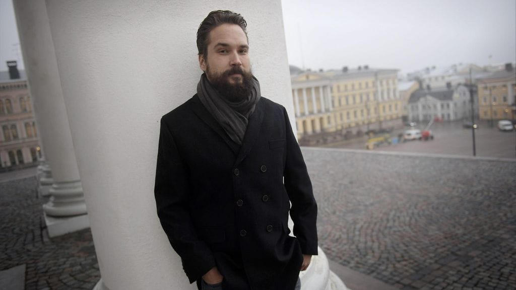 Kaunokirjallisuuden Finlandia-palkinnon voittaja Jukka Viikilä poseeeraa Helsingin empire-keskustassa Senaatintorilla 23. marraskuuta 2016. Viikilän romaani Akvarelleja Engelin kaupungista (Gummerus) katsoo 200 vuoden taakse aikaan, jolloin Carl Ludvig Engel piirsi Helsinkiä.