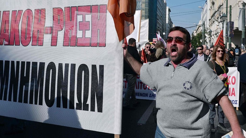 Muun muassa valtion virkamiehet, opettajat ja lääkärit kävelivät ulos työpaikoiltaan protestoidakseen säästötoimia.