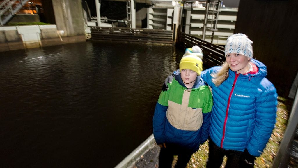 Äiti Kaisa Vierola ja poika Verneri Hietalahti pelastivat miehen jäistä Vaajakosken kanavassa. Pintapelastajat nostivat miehen jäistä. Kuva: Matti Salmi/Keskisuomalainen.