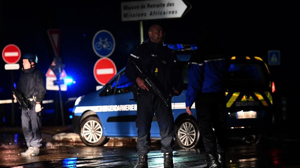 Poliisi vartioi lähellä hyökkäyksen kohteeksi joutunutta eläkeläiskotia, jossa asui noin 70 munkkia. Kotiin hyökättiin 24.11.2016 ja ainakin yksi munkki kuoli.