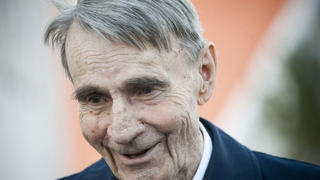 Presidentti Mauno Koivisto poistumassa Tamminiemen entisöidyn museon avajaisista Helsingissä 29. maaliskuuta 2012.