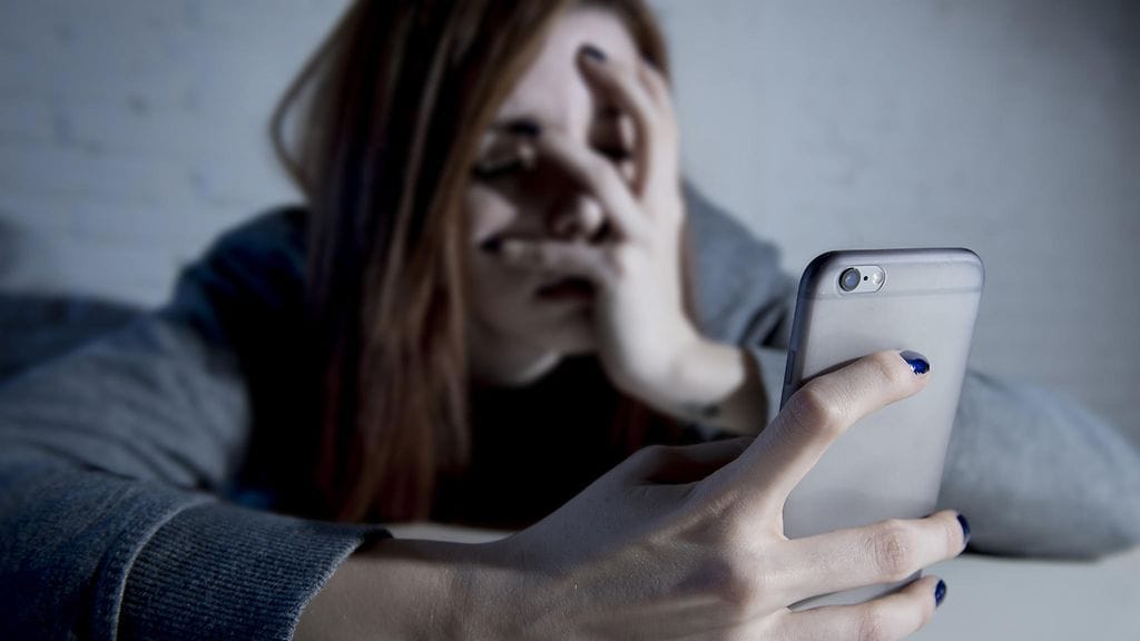 Facebookissa ihmisten stalkkaaminen onnistuu helposti.