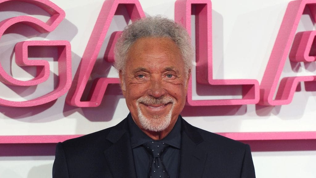 Laulajatähti herätti huomiota rusketuksellaan.