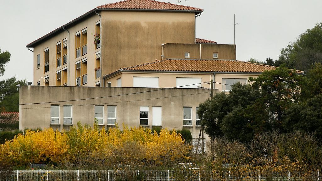 Asemies hyökkäsi Ranskan eteläosassa sijaitsevaan vanhainkotiin torstaina. Poliisin mukaan kyseessä ei ollut terrorismista.