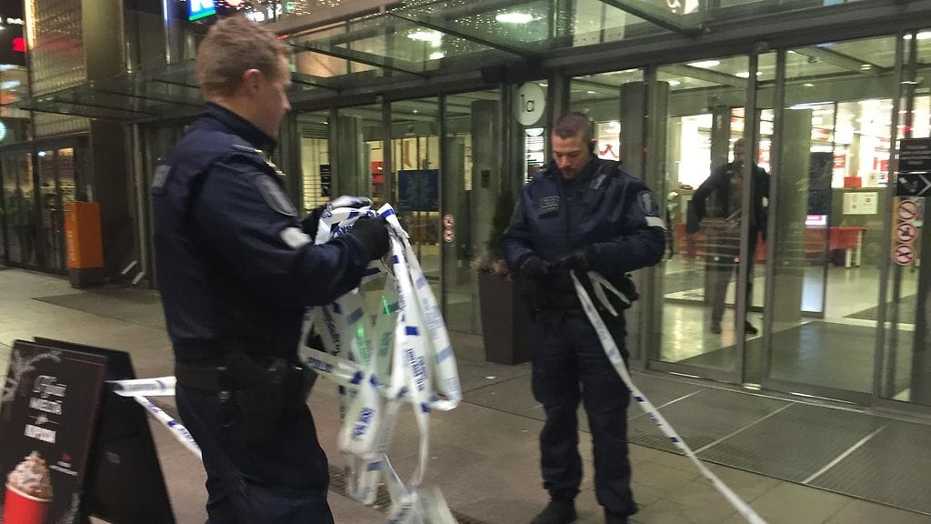 Poliisi eristi Espoon Sellon kauppakeskuksen markettisiiven illalla vaarailmoituksen vuoksi.