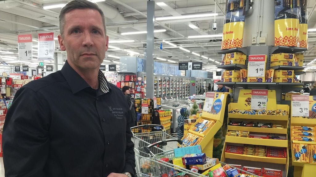 Sellon Citymarketin kauppias Esa Kiiskinen kertoo, että viranomaisohjeen mukaan tavarat piti jättää niille sijoilleen ja poistua liikkeestä heti. Myöhemmin syyksi paljastui perätön uhkaus.