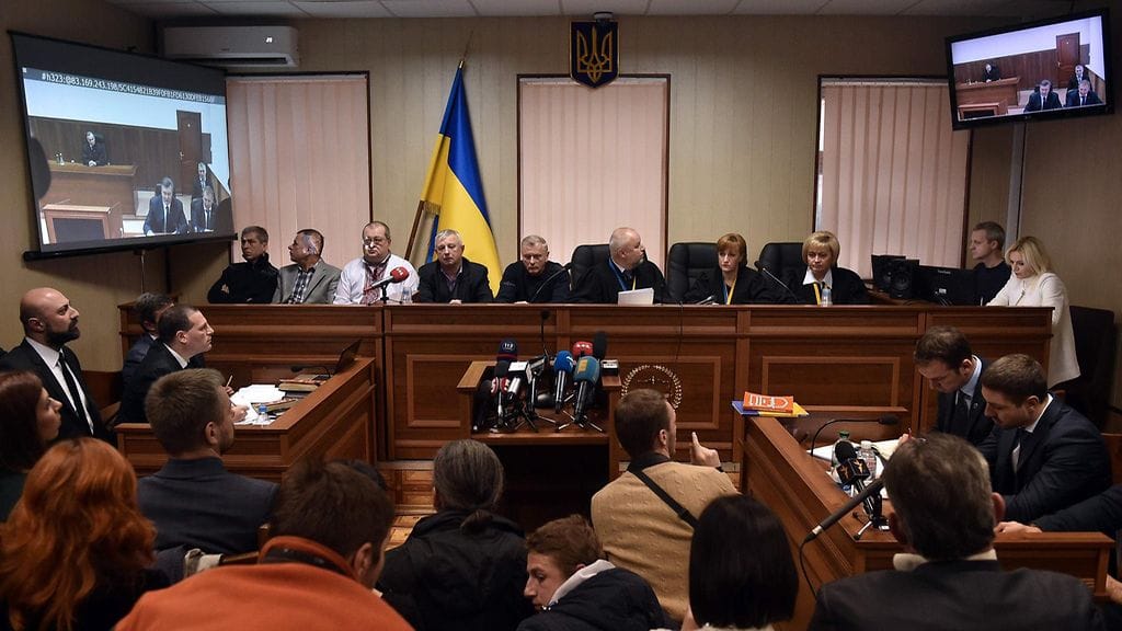 Ukrainassa vuonna 2014 syrjäytettyä ex-presidenttiä Viktor Janukovitshia kuulusteltiin tänään videolinkin kautta osallisuudesta mielenosoittajien joukkomurhaan Ukrainassa.