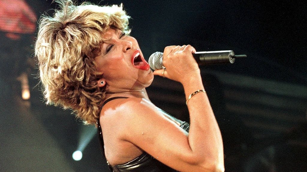 Tina Turner vuonna 2000 lavalla.