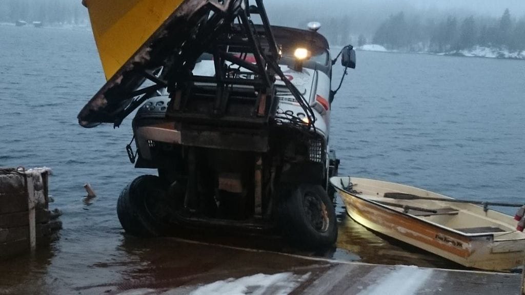 Soralastissa ollut auralla varustettu kuorma-auto liukui eilen rantarampilta järveen Rongonsalmen lossilla. Kuva: Etelä-Savon pelastuslaitos