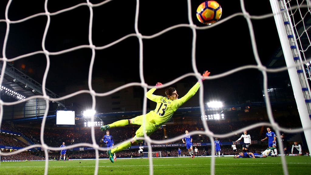 Thibaut Courtois joutui laskemaan pallon taakseen.