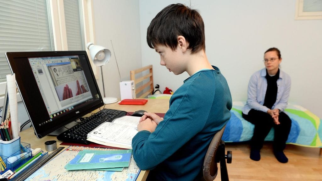 Anton Chakhovich etäopiskelee skypen avulla kotonaan Helsingissä 25. marraskuuta 2016. Anton Chakhovich etäopiskelee Suomalais-venäläisessä koulussa skypen avulla kotoaan käsin, koska hän on saanut mm. astmakohtauksia koulussa isäilmaongelmien takia.