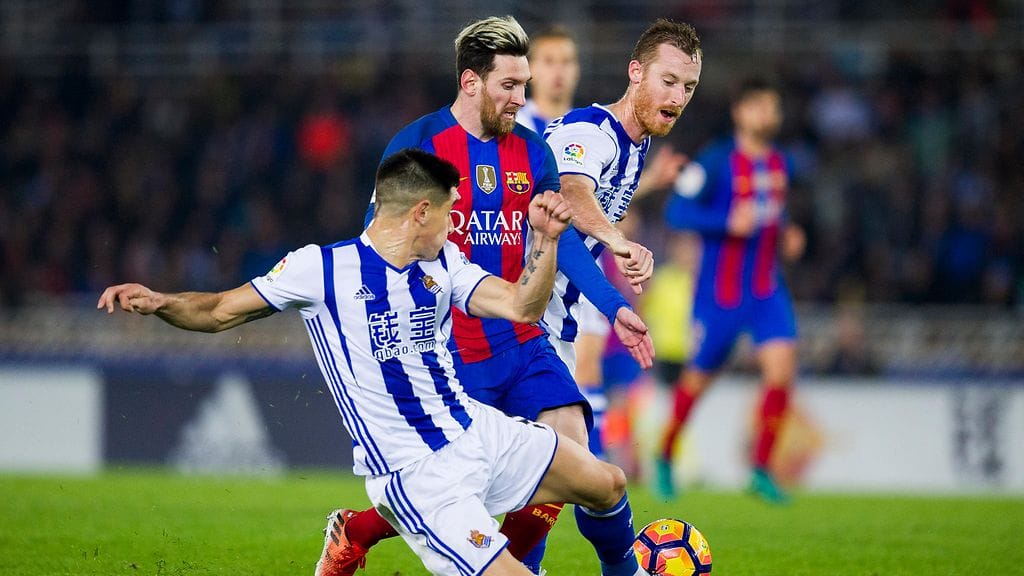 Lionel Messi David Zurutuzan ja Yuri Berchichen puristuksessa.