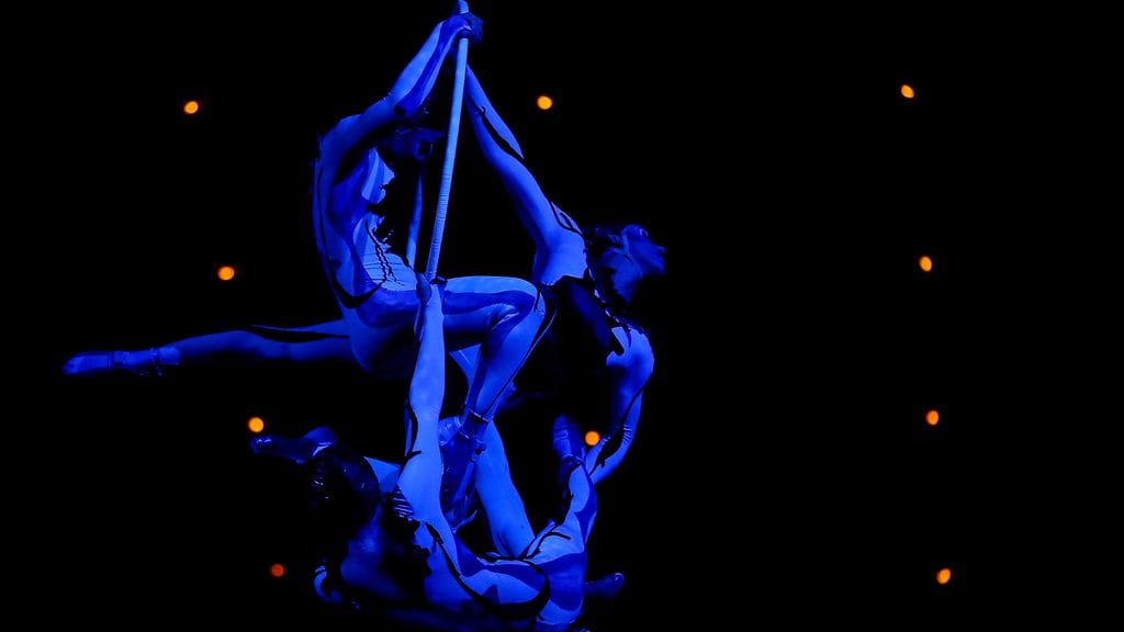 Akrobaatit Danila Bim, Lais Camila ja onnettomuudessa ollut Lisa Skinner esiintymässä Cirque du Soleil -näytöksessä.