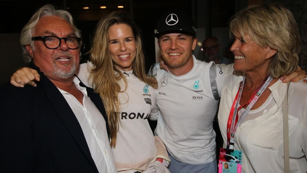 Keke Rosberg (vas.) juhli poikansa Nicon maailmanmestaruutta Abu Dhabissa toissa viikolla.