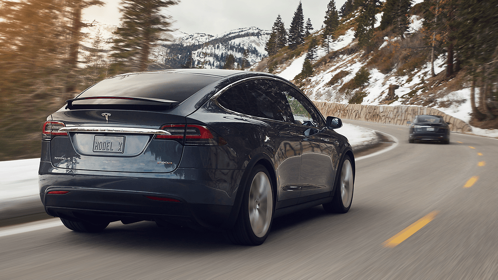 Tesla Model X (kuvassa) kustantaa OP:n uudessa palvelussa halvimmillaan noin 1 500 euroa kuukaudessa.