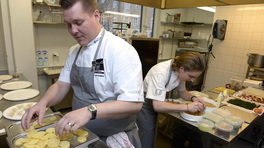Vottonen ja Manninen harjoittelevat ravintolakoulu Perhon keittiössä.