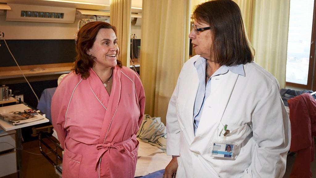 HYKS Vatsakeskuksen linjajohtaja Helena Isoniemi (oik.) ja sekä munuaisensa luovuttanut Mari Torkkel Meilahden sairaalassa Helsingissä maanantaina 28. marraskuuta 2016.