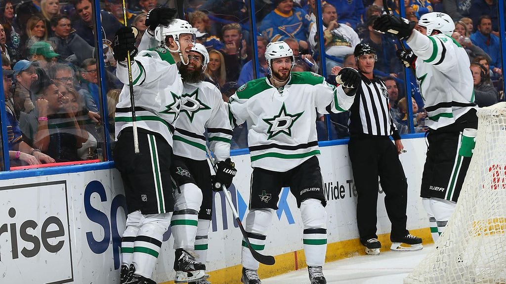 Jamie Oleksiak (vas.) yllätti joukkuetoverinsa upealla soololla.