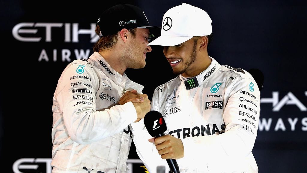 Nico Rosberg ja Lewis Hamilton kättelivät mestaruuden ratkettua saksalaiselle.