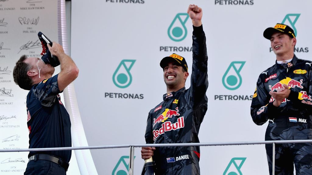 Christian Horner joi Daniel Ricciardon ajokengästä kaksoisvoiton kunniaksi Malesiassa.