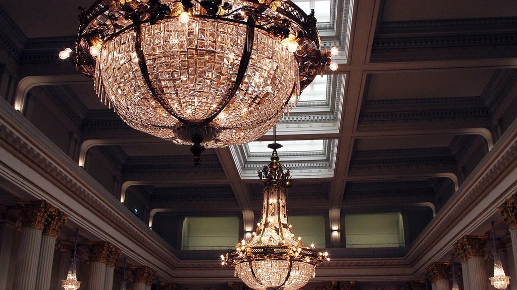 Presidentinlinnan kattokruunujen alla tanssitaan tänään tiistaina.