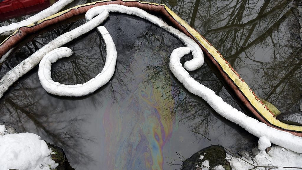 Öljyn imeytykseen käytettävää puomia ja öljyn leviämistä estävää puomia Maunulanpurossa Maunulan uurnalehdon läheisyydessä Helsingissä 15. marraskuuta 2016.