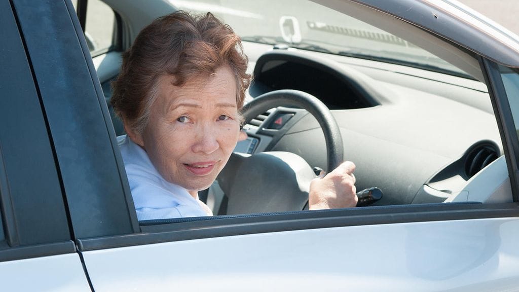 Japanissa iäkkäiden autoilijoiden aiheuttamat liikenneonnettomuudet ovat nousussa. Kuvan henkilö ei liity juttuun.