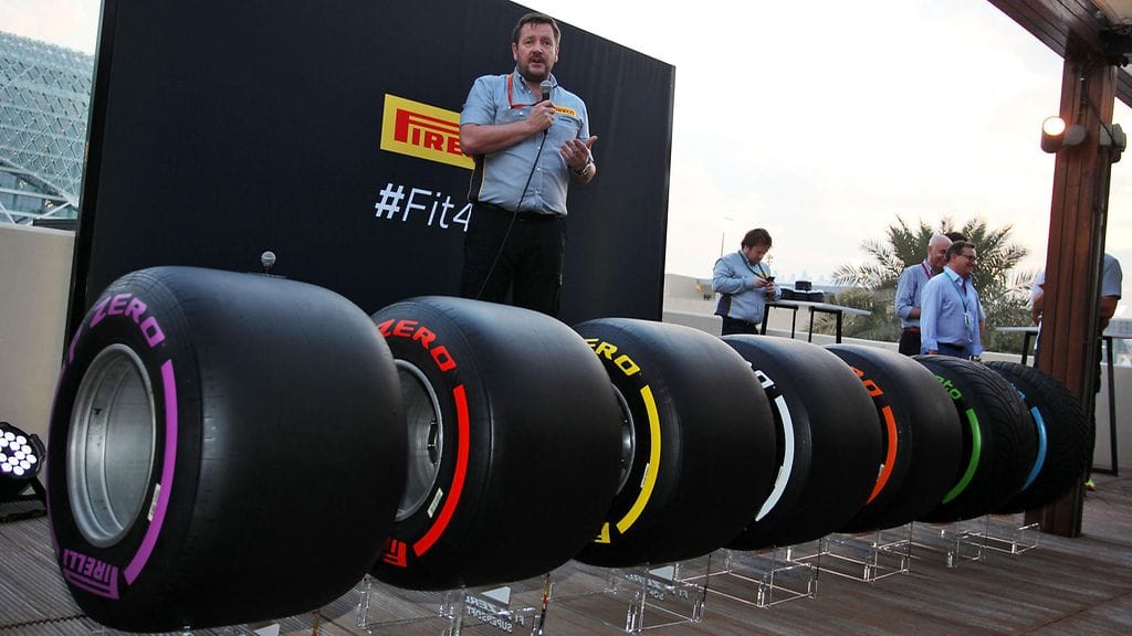 Pirellin urheilujohtaja Paul Hembery esitteli uusia F1-renkaita Abu Dhabissa marraskuussa.