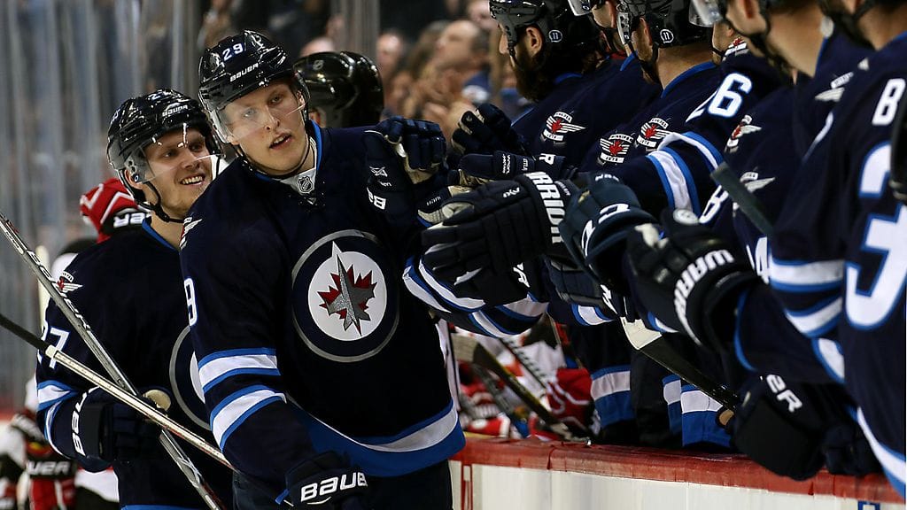 Patrik Laine pääsi tuulettamaan maalia kuuden ottelun tauon jälkeen.