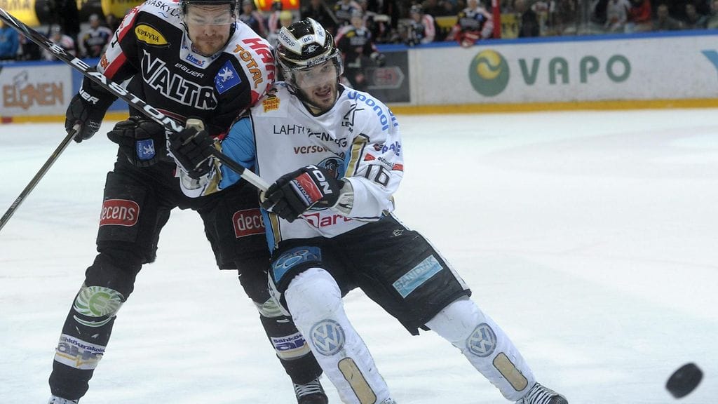 Justin Hodgman (oik.) Pelicansin paidassa huhtikuussa 2012.