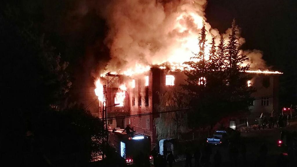 Palo sai tiettävästi alkunsa sähköviasta paikallisen koulun asuntolassa.