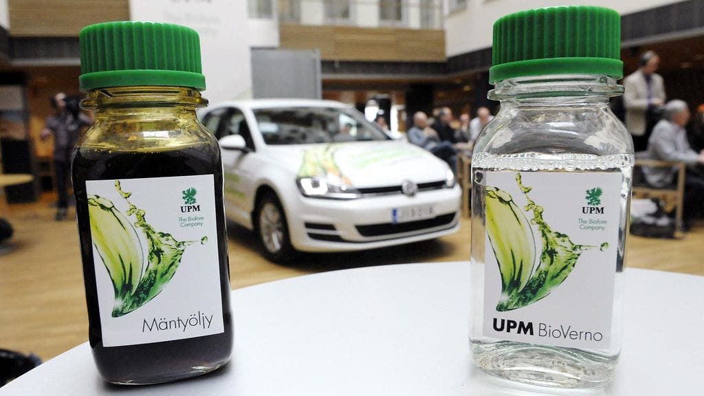 Mäntyöljyä, biopolttoainetta ja puupohjaisella dieselillä kulkeva Volkswagen Golf.