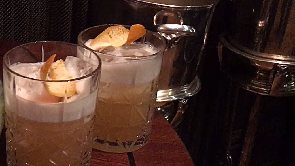 Kuvassa Kämp Barissa tarjoiltu appelsiininkuorella koristeltu Cape Verde.