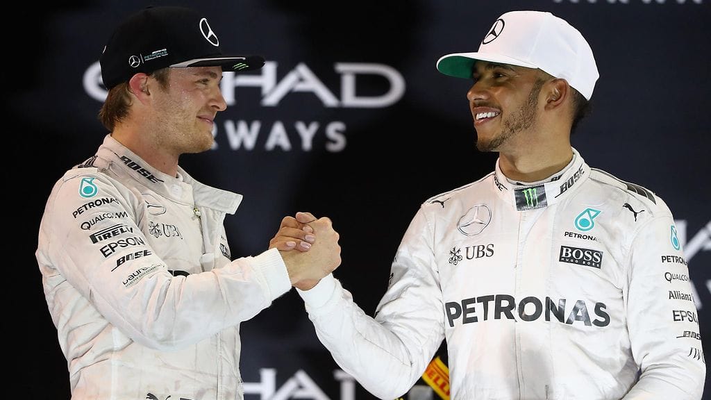 Nico Rosberg ja Lewis Hamilton löivät kättä päälle kauden päätöskisan jälkeen.