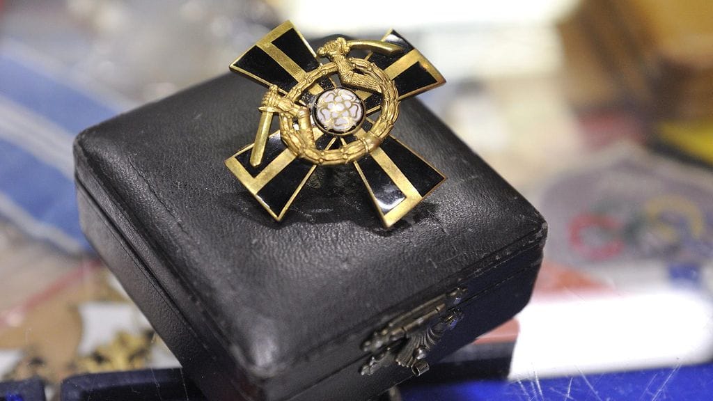 Mannerheim-risti on hyvin harvinainen sodanajan kunniamerkki. Yhteensä niitä on myönnetty 191. Mannerheim-ristin säätiön mukaan niitä on yritetty huijata omaisilta polkuhintaan.