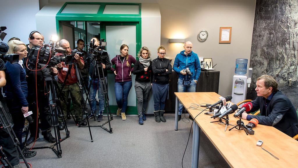 Rudnan kuparikaivoksen johtaja puhui lehdistön edustajille keskiviikkona 30. marraskuuta 2016.