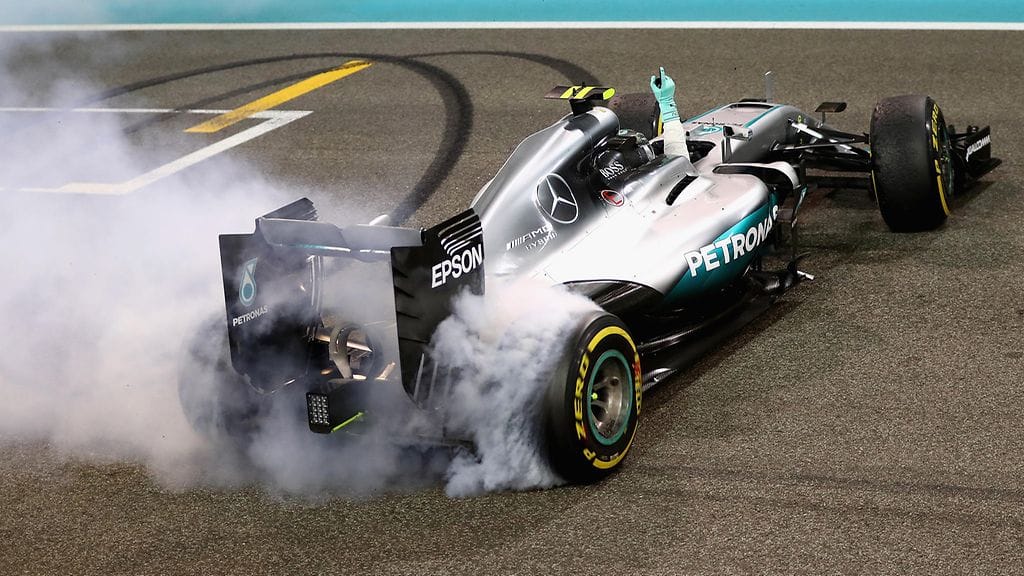 Nico Rosberg tuulettaa vuoden 2016 maailmanmestaruutta.