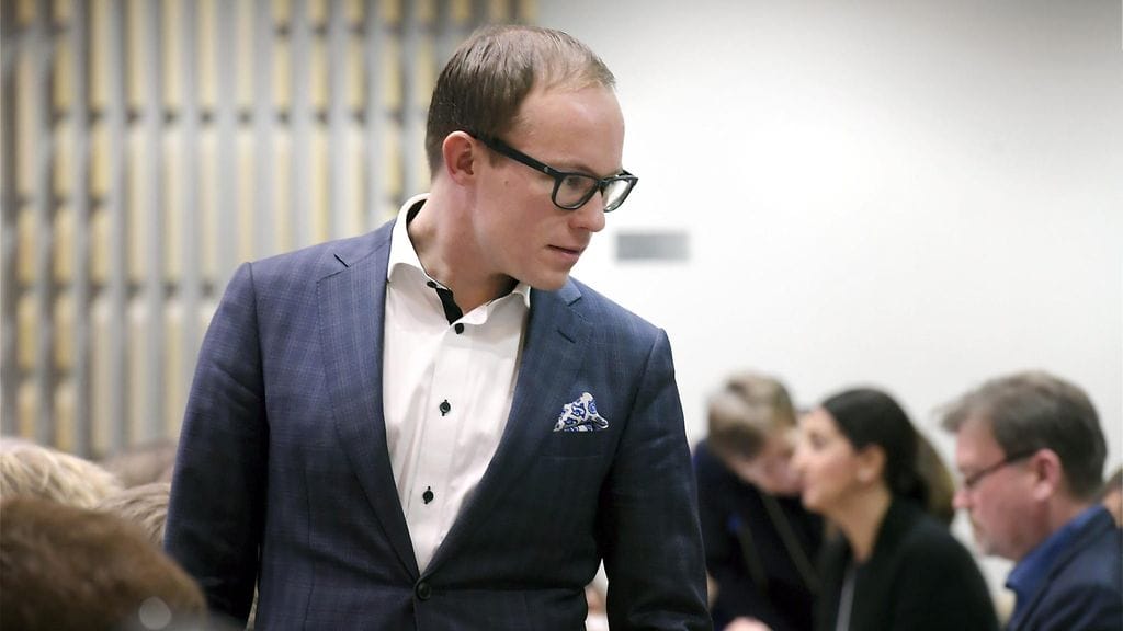 Lasse Männistö yllätti vastaehdotuksella valtuuston kokouksessa, joka venyi myöhään yöhön.