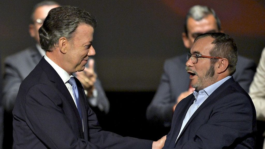 Kolumbian presidentti Juan Manuel Santos ja Farc-johtaja Timoleon Jimenez 24.11.2016.