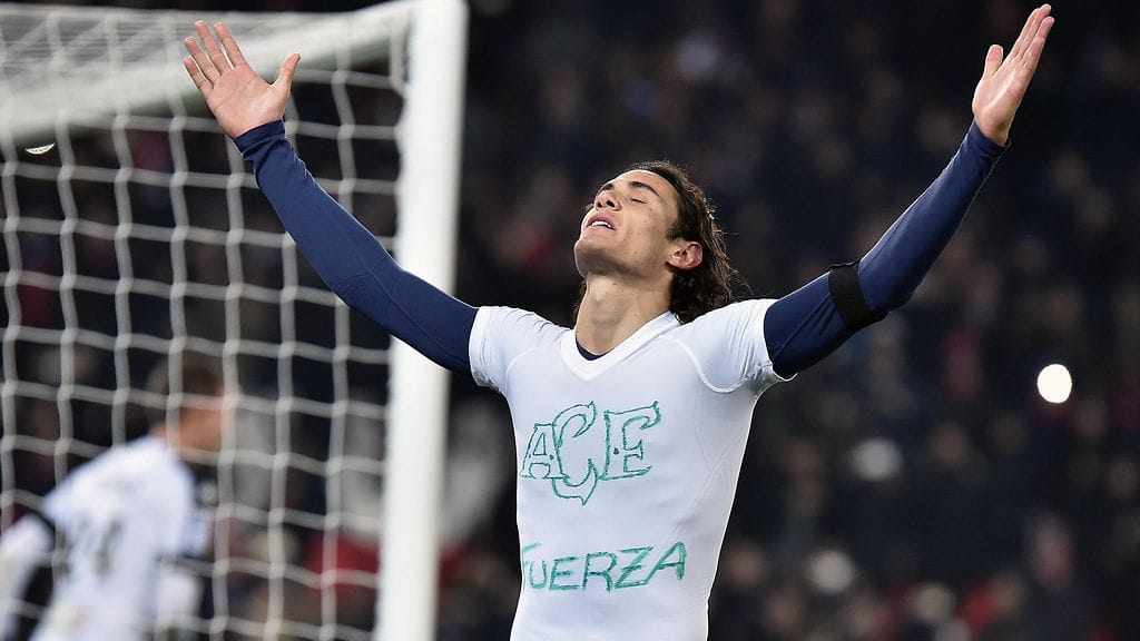 Edinson Cavani muisti tuhoisan lento-onnettomuuden uhreja.