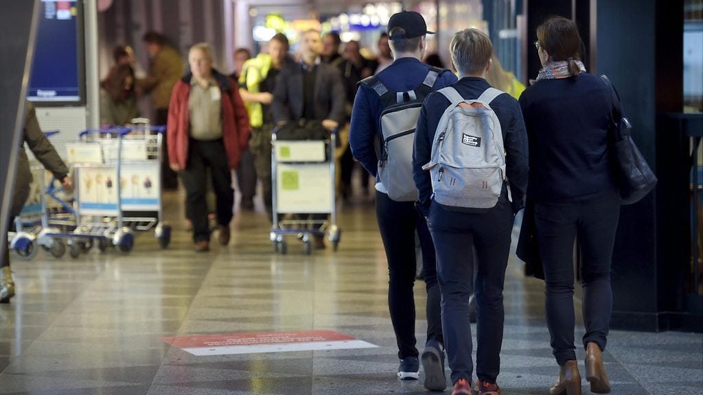 Kuvituskuvassa Matkustajia Helsinki-Vantaan lentokentällä lokakuussa. Tänään ruuhkaa on ollut terminaali 2:ssa.